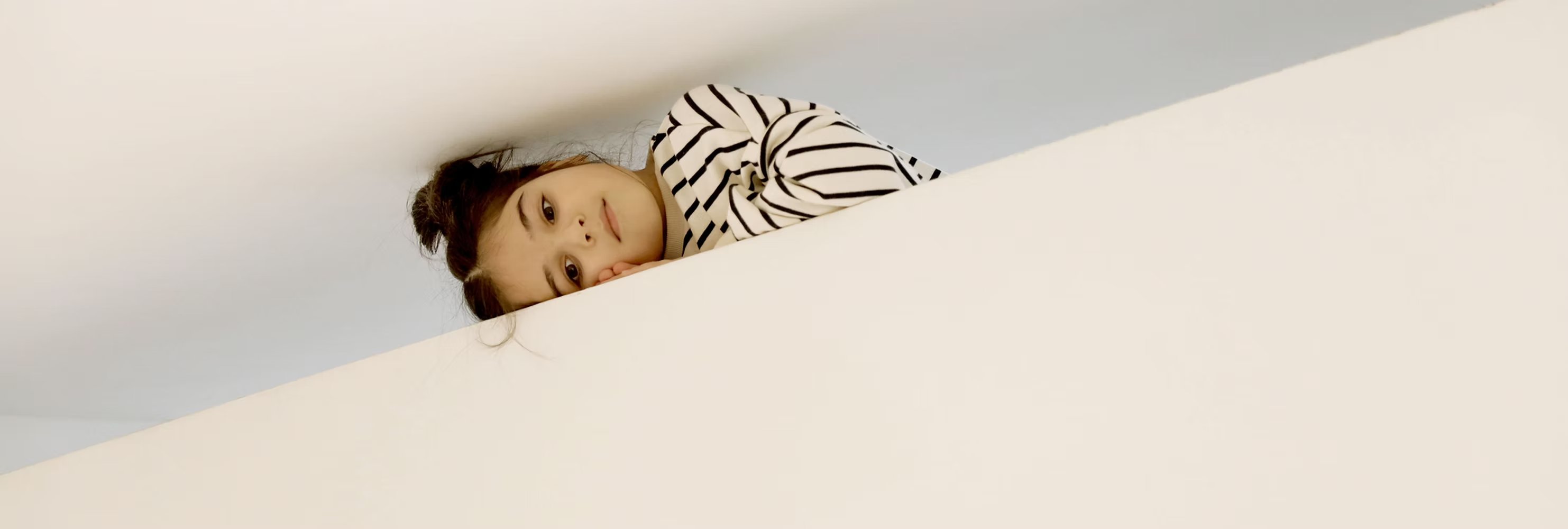 Entspanntes Kind während kinderorthopädischer Untersuchung in der Praxis OrthoKind Essen